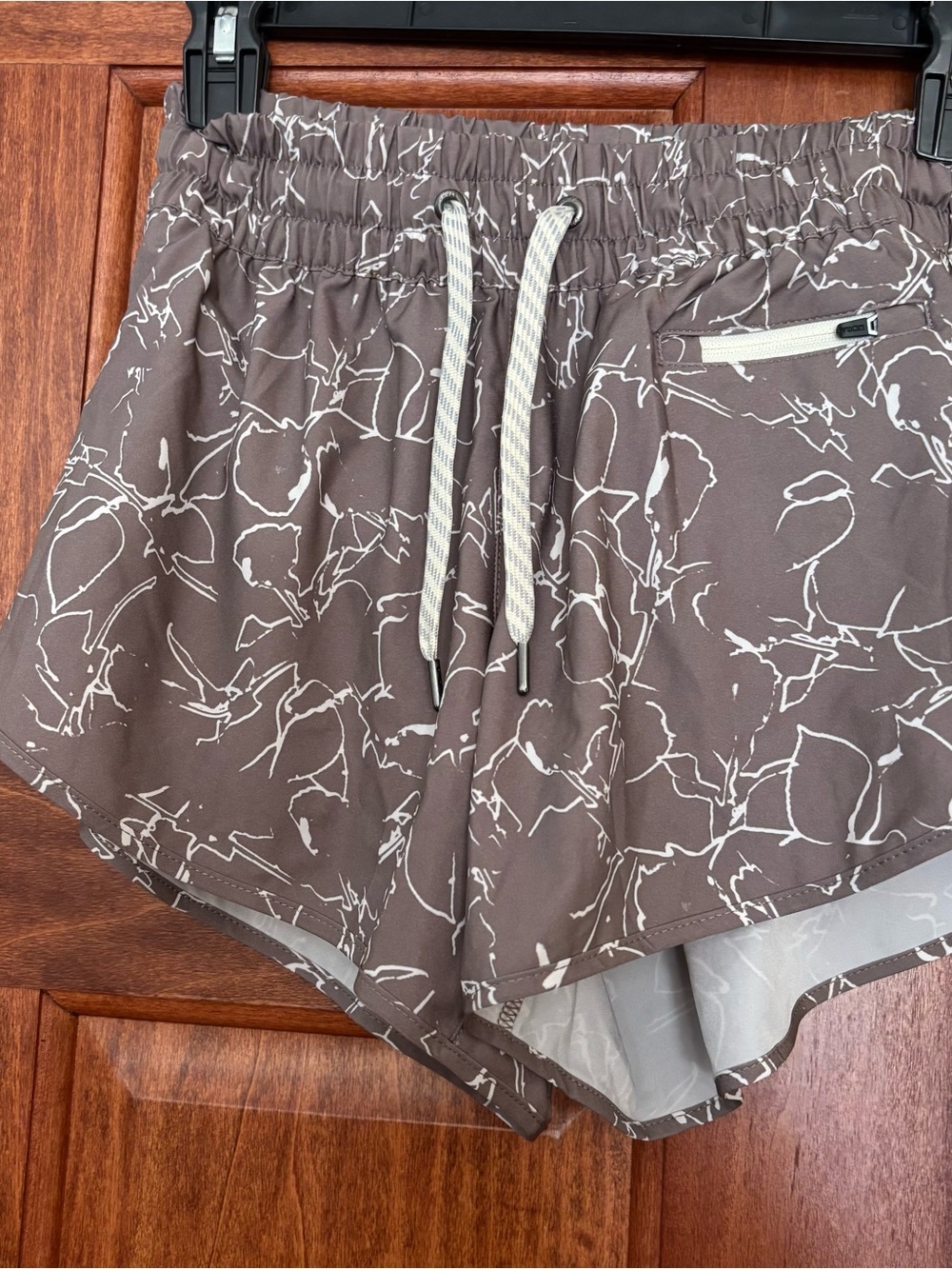 Vuori Printed 4” Clementine Athletic Shorts with White Drawstring NWT Size XS
